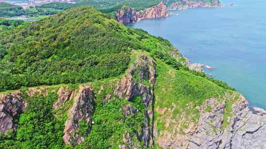 夏季大海礁石海岸线沙滩蓝天白云航拍