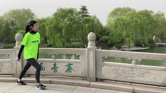 跑步爱好者女孩，济南大明湖景区跑步
