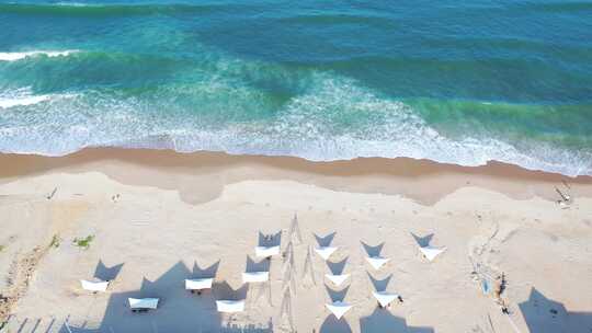 度假沙滩航拍海岸线海边度假游客俯拍大海滩