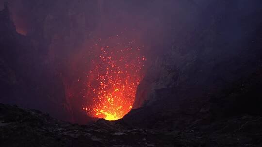 火山喷发的熔岩上空视频素材模板下载