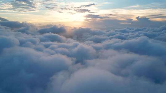 高空视角俯瞰云海日出的壮观景象