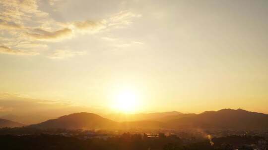 远山日出山脉太阳升起延时实拍天空山峰日出