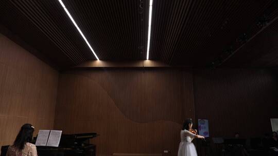 少年儿童拉小提琴音乐会