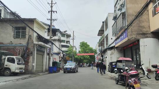 疫情影响城市道路行人车少