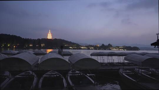 夜晚西湖风景区游船码头和雷峰塔夜景