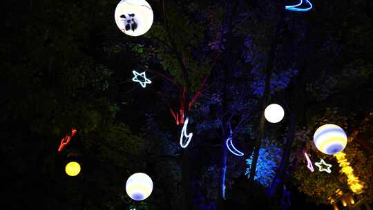 九江市滨江路夜晚道路景观街道树上装饰灯饰