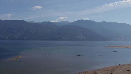 阿尔泰山脉与蓝天之间的Teletskoye湖视频素材模板下载