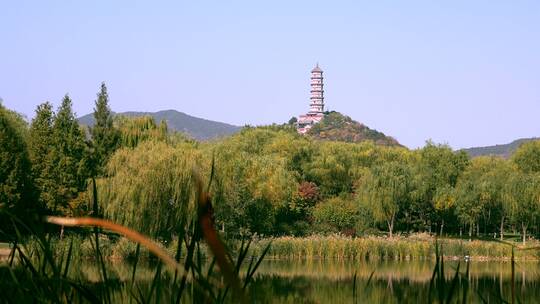 4K升格实拍远眺北京秋天玉泉山的塔视频素材模板下载
