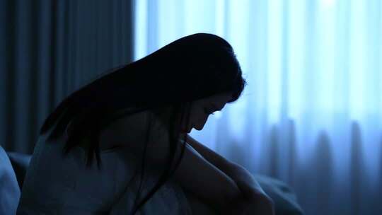 女生独自悲伤哭泣伤心