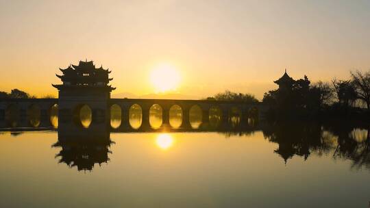 夕阳古桥视频日出的云南建水双龙桥十七孔桥