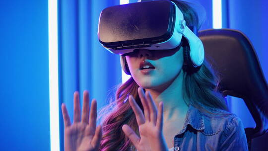 女人体验VR虚拟游戏