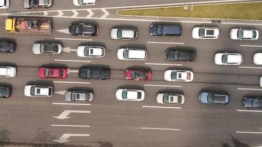 俯拍城市拥堵交通车辆行驶视频素材模板下载