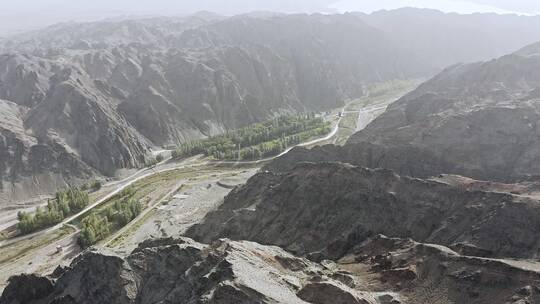 深山峡谷中的道路