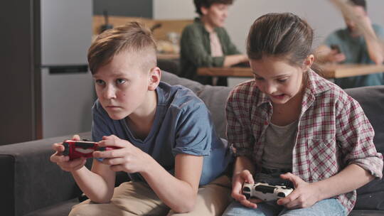 可爱的兄弟姐妹在家玩电子游戏视频素材模板下载