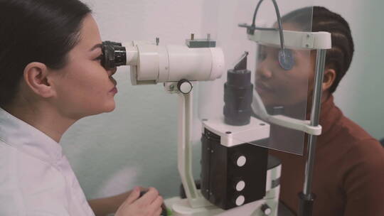 眼科医生对女孩进行视力测试