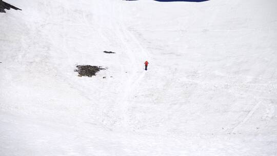 一个人 高空登山 攀登积雪覆盖的高山