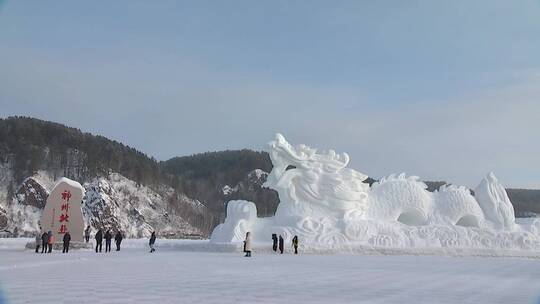 漠河北极村 游赏冬季北极村的雪景 冰雕