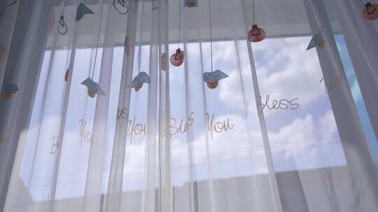 随风飘动的白纱窗帘