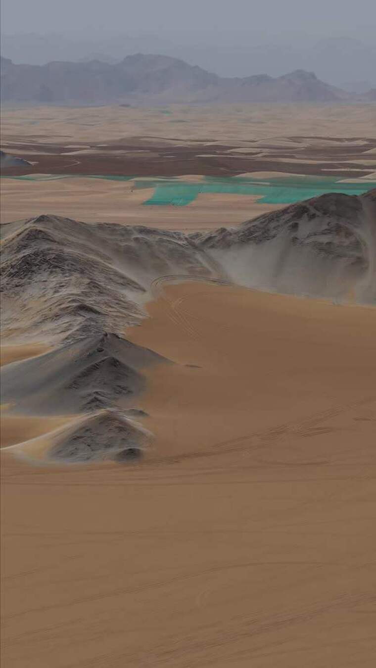 青海幻彩山和戈壁中的翡翠色盐湖