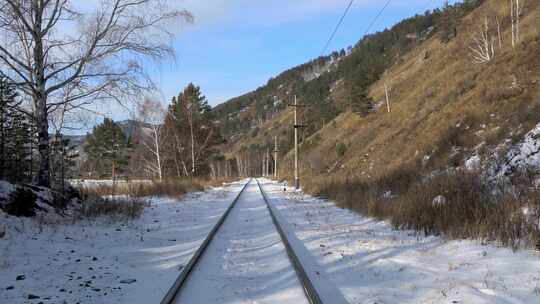 铁路轨道上的雪地上有许多脚印，环贝加尔铁