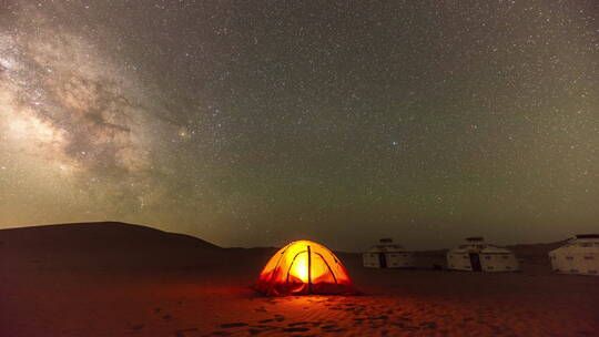 中国内蒙古阿拉善腾格里沙漠露营帐篷星空