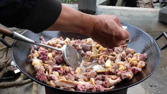 在农村生火烹饪鸭肉