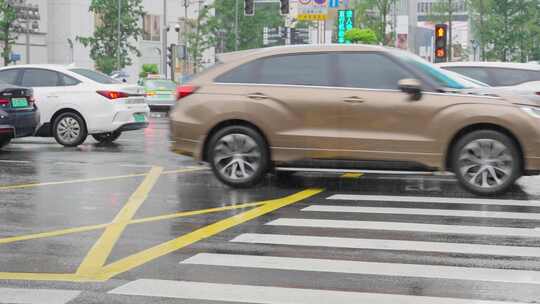 下雨天城市交通城市车流白昼实时