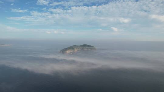 航拍清晨平流雾中的威海褚岛