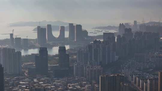 城市高楼与水域全景