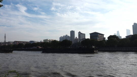 京杭运河上的货轮(1)