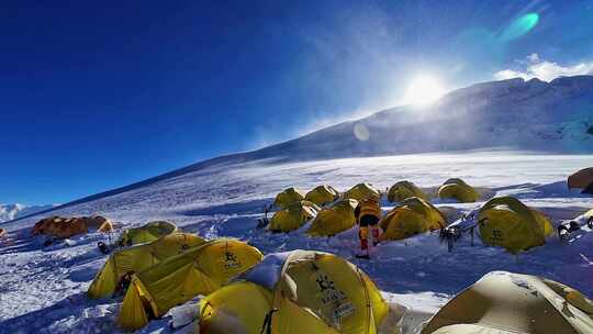 攀登新疆慕士塔格峰雪山登山者的C1营地