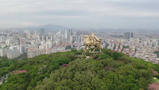 泉州郑成功雕像航拍丰泽区大坪山看市区阴天