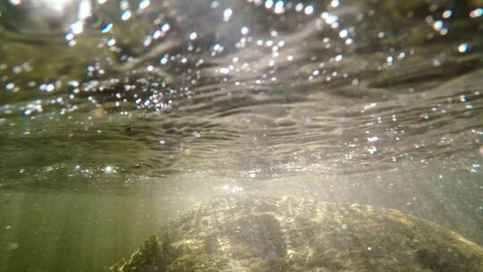 gopro水下拍摄阳光洒进水中照在河床上