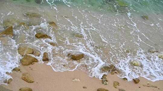 大海海浪浪花冲刷沙滩升格特写