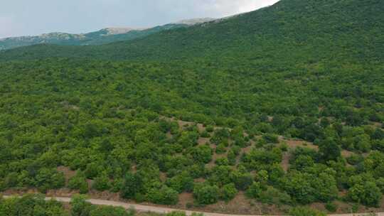 航拍山边公路和美丽的山脉