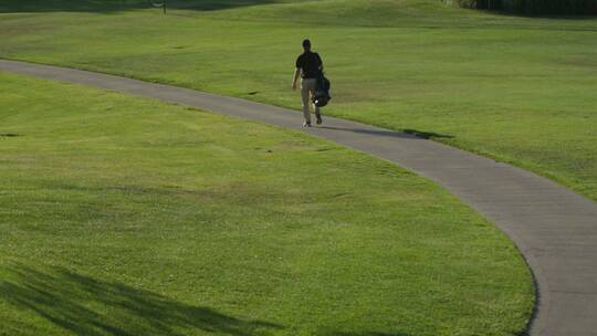 高尔夫球手沿着小路行走视频素材模板下载