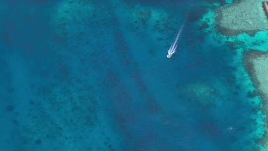 马尔代夫空中俯瞰海面行驶的船只