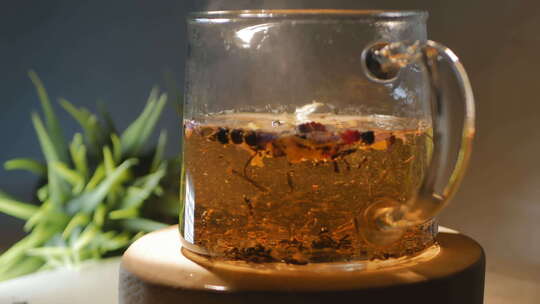 清香凉茶浆果花瓣倒入透明玻璃茶壶