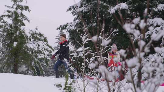 孩子们推着雪橇在雪地里行走