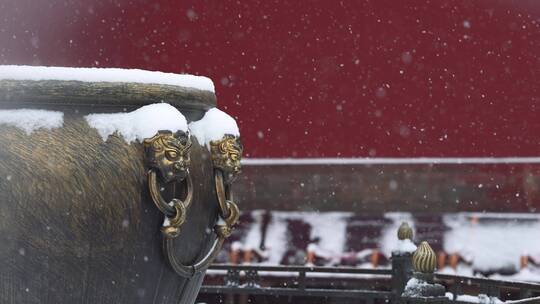 雪中门海上的兽面铜环