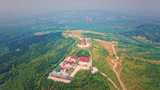 中国吉林省伊通县南山风景区山顶的佛教寺庙