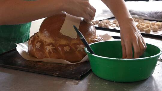 面包师为婚礼面包装饰视频素材模板下载