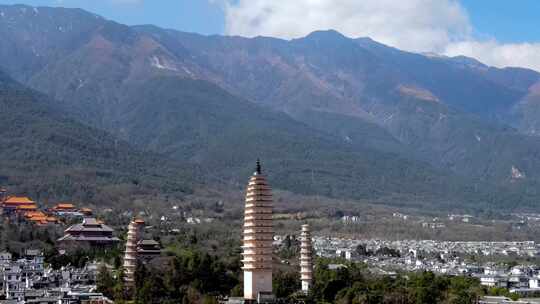 崇山峻岭中的大理崇圣寺三塔航拍环绕