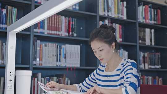 【合集】美女图书馆拿书翻书看书借书书架