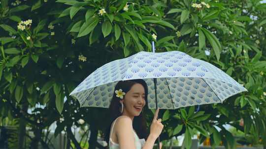 美女雨中打伞升格