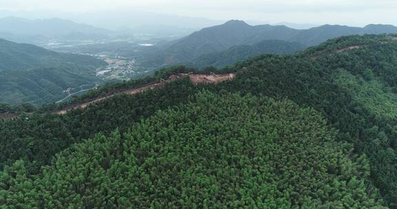 山区挖掘机施工修路风景