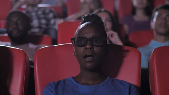 女孩在电影院看电影