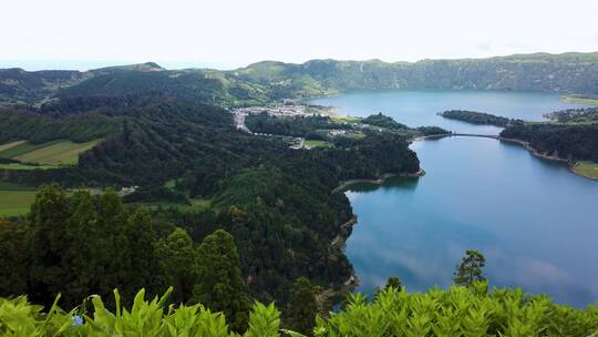 青山群岛中的蓝色湖泊