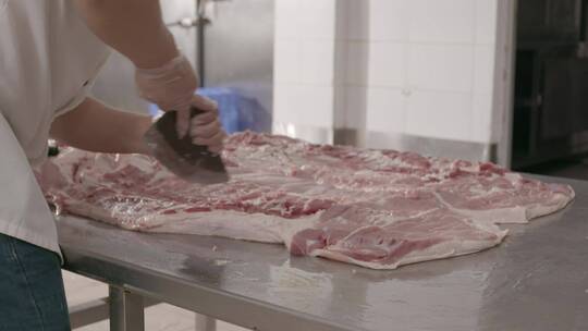 广东美食烤脆皮猪烧腊做烧猪腌猪肉切猪肉视频素材模板下载
