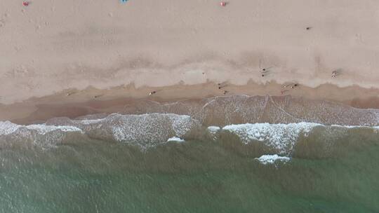 俯拍大海海浪拍打沙滩